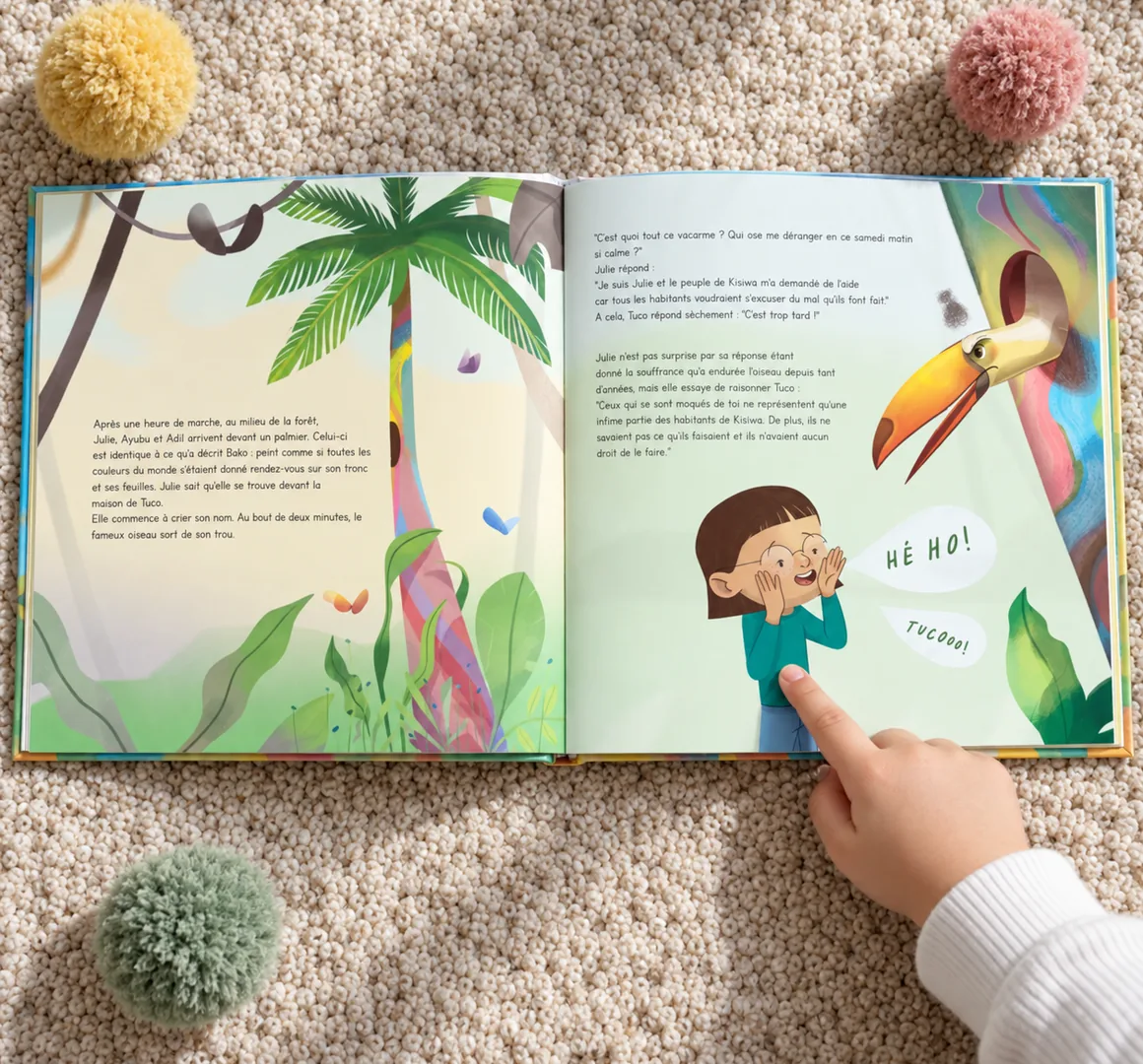 El libro abierto sobre una alfombra, un niño señala al tucán